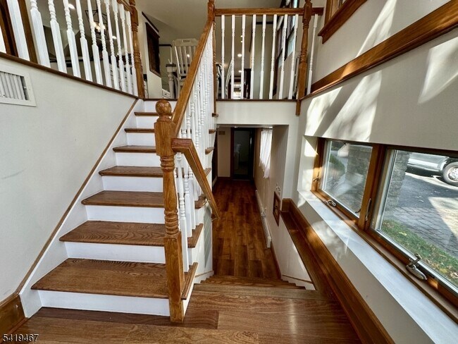 Building Photo - 12 Maple Ave