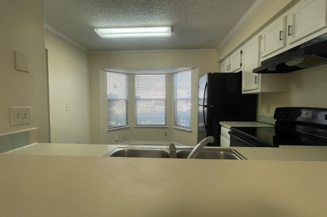 Building Photo - 2 Bedroom Townhome in Lexington Square