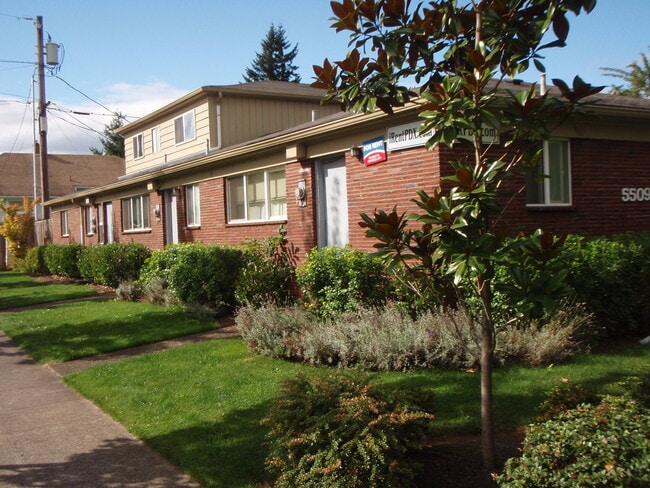 Building Photo - Corner 1bed, great location, bike storage,...