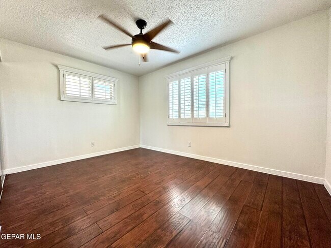 Building Photo - 10288 Lakeview Dr