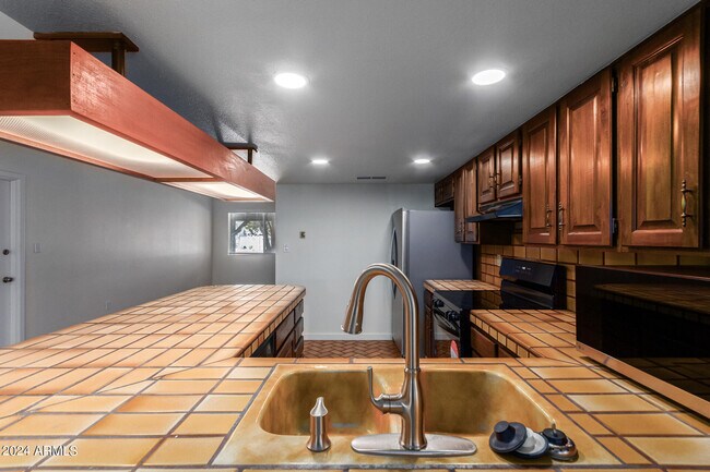 Building Photo - 3827 W Meadow Dr
