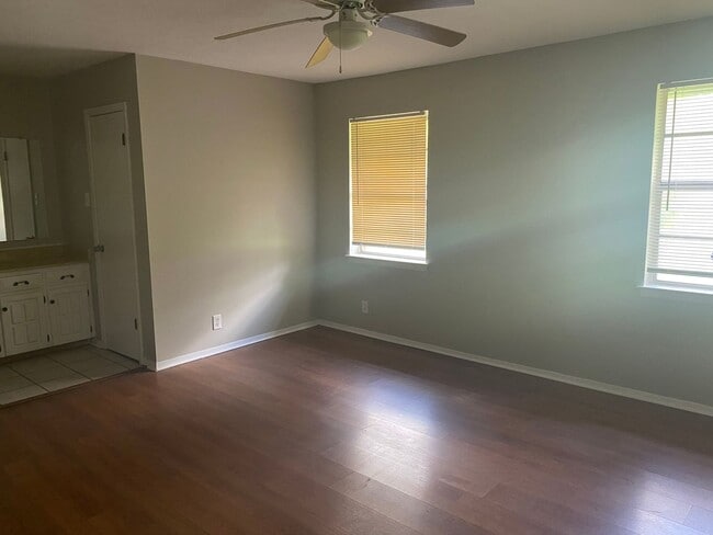 Building Photo - 3/2 off Loy Lake in Sherman!