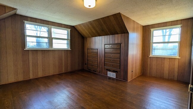 Building Photo - 917 S Summit St