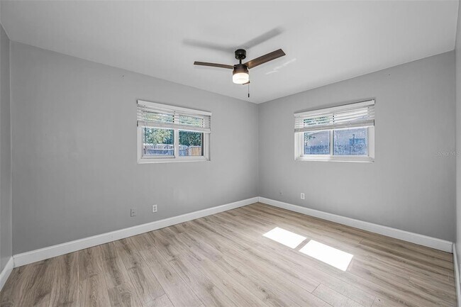 Building Photo - 839 13th Ave SW