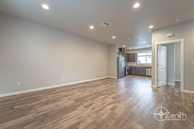 Building Photo - 3 Bedroom Mt. Vista Townhouse! Modern Fini...