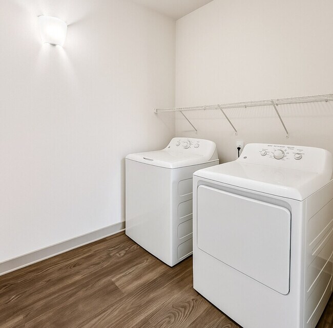 Building Photo - 305 E Broadway St