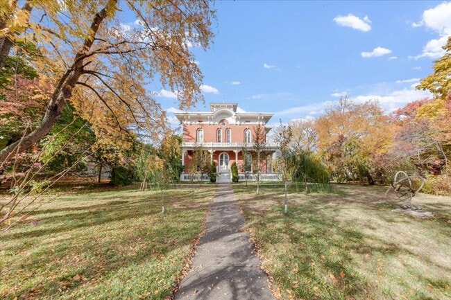 Building Photo - Historic, Character-Rich House - 3 Bed, 3 Bath (2 Full, 2 Half)