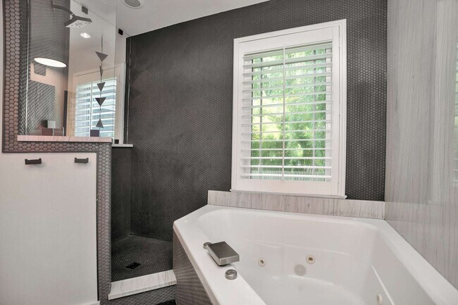 Building Photo - 802 N Park Ave