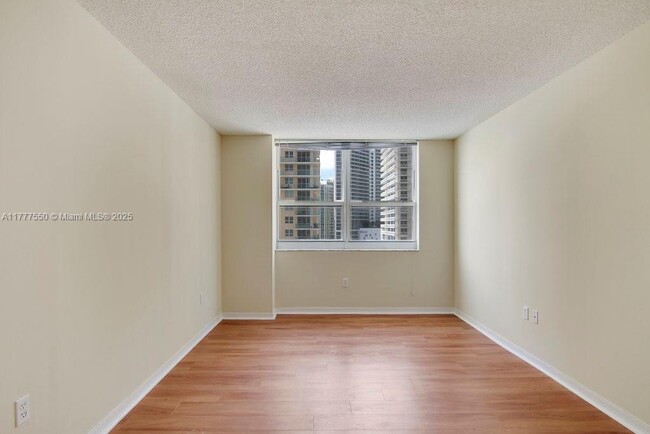Building Photo - 1111 Brickell Bay Dr