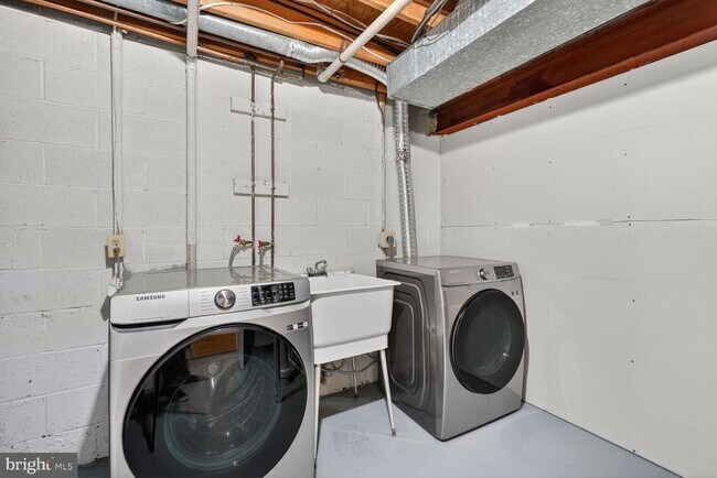 Building Photo - 6427 Old Scotts Ct