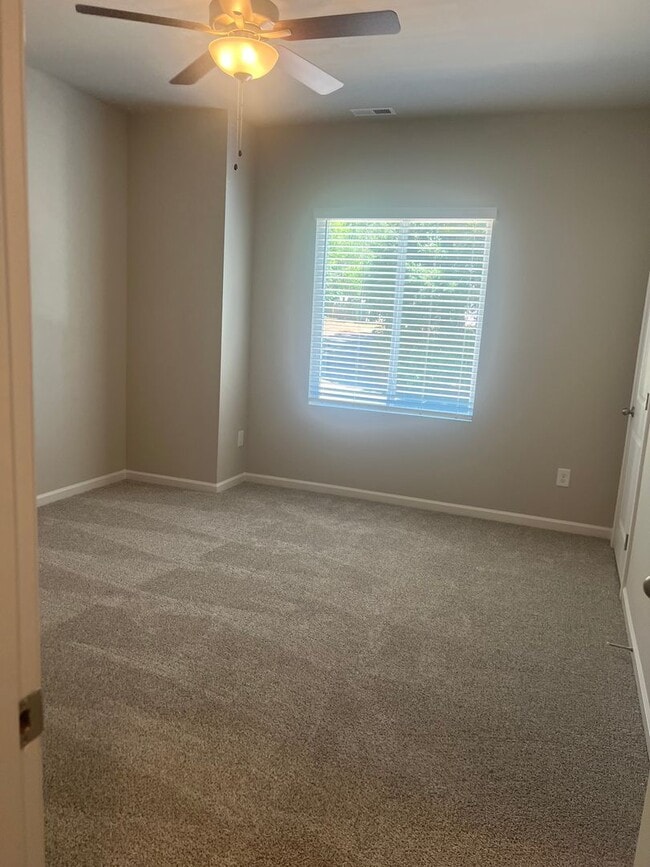 Building Photo - 2 Bedroom 1.5 Bath Townhome Only $1595.00