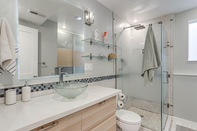 Building Photo - 10052 Interlake Ave N