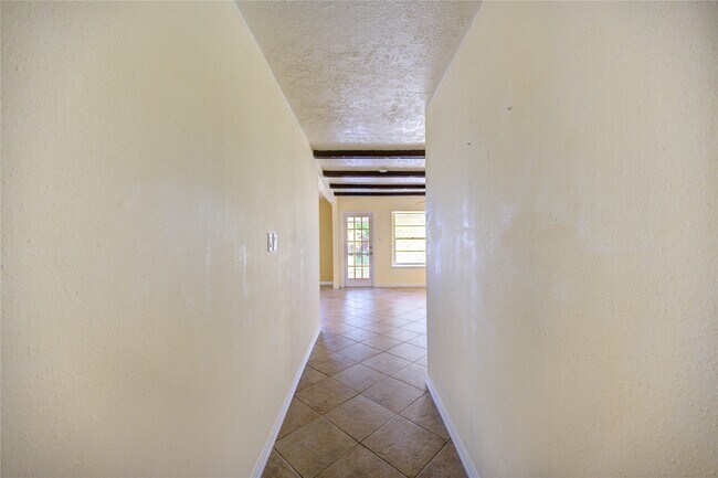 Building Photo - 6227 S Pinesap Dr