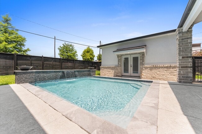 Building Photo - 10070 Cedardale Dr
