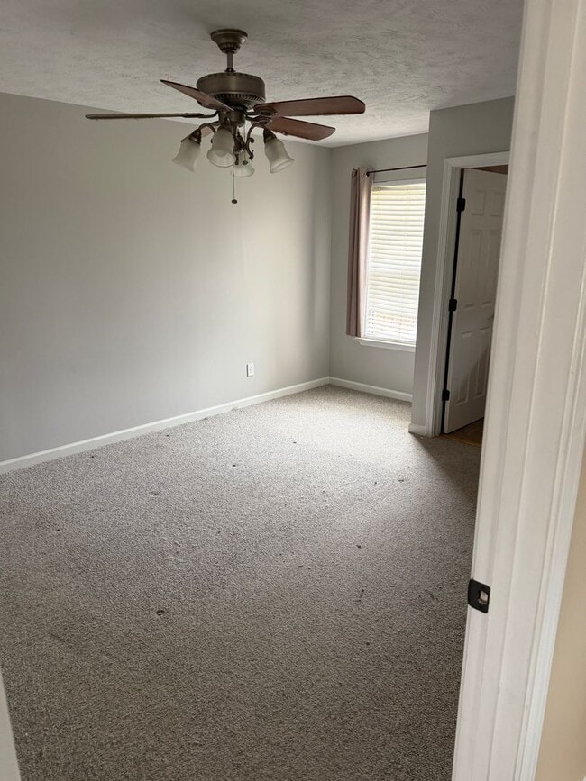 Building Photo - Maintenance Free Living 3 Bed/2.5 Bath