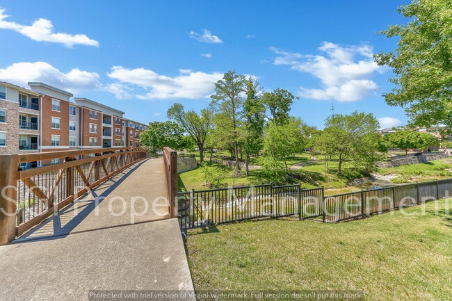 Building Photo - 679 Emily Ln