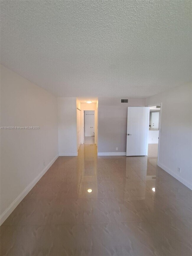Building Photo - 240 Lakeview Dr