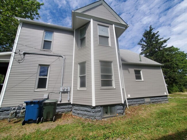 Building Photo - 1230 W 5th St