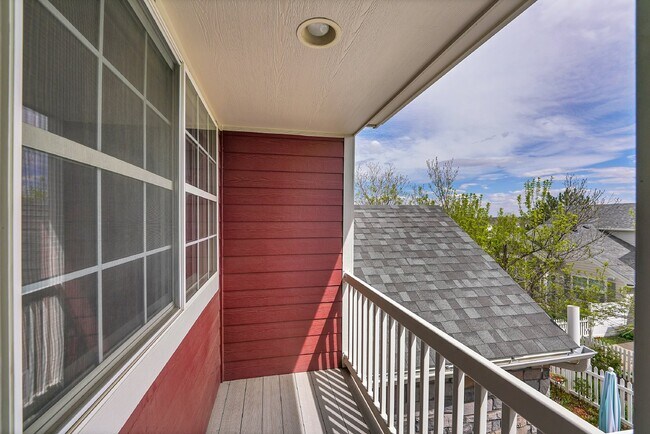 Building Photo - $3,125 - 3Bed/ 3.5 Bath Townhome with Finished Basement and Fireplace in Broomfield!