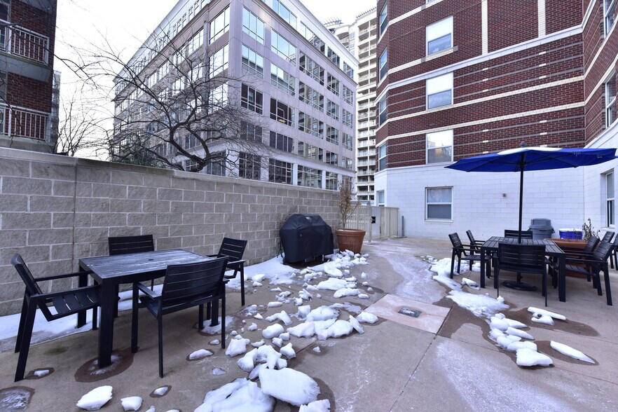 Building Photo - 880 N Pollard St