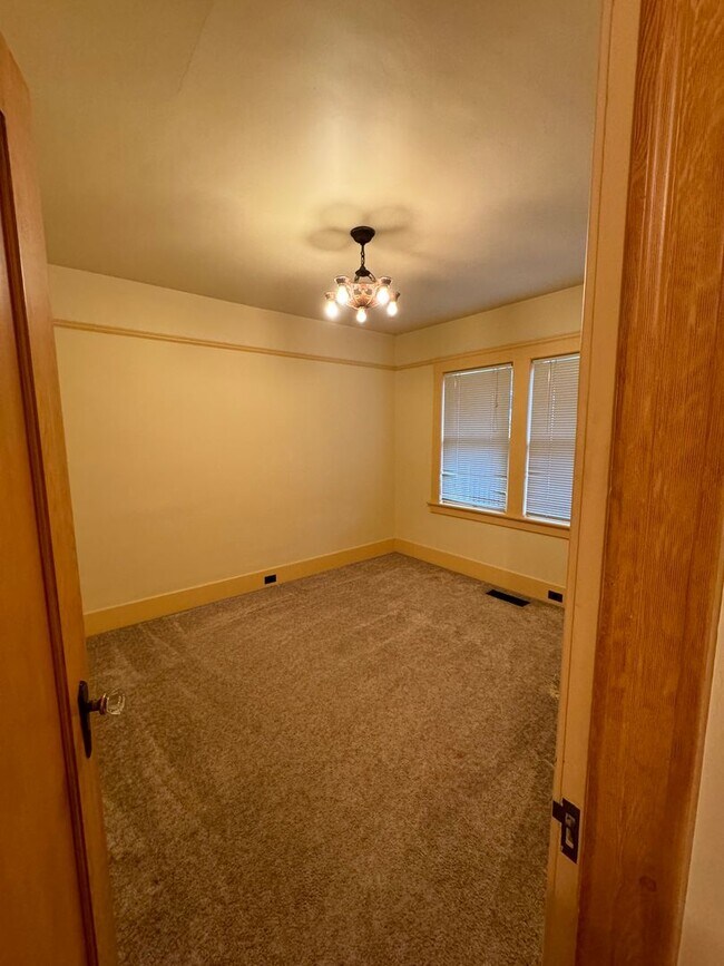 Building Photo - Vintage Arts & Crafts style, fully-remodeled, 2-bedroom, 1 bath house within walking distance to ...