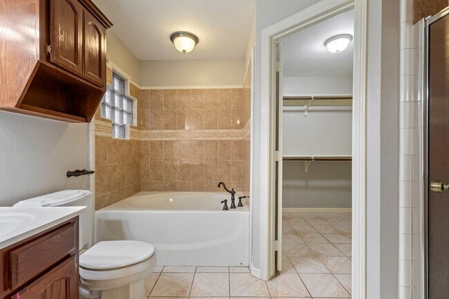 Building Photo - 3 Bed/2.5 Bath/2 Car Garage off Bass Blvd. in Harlingen
