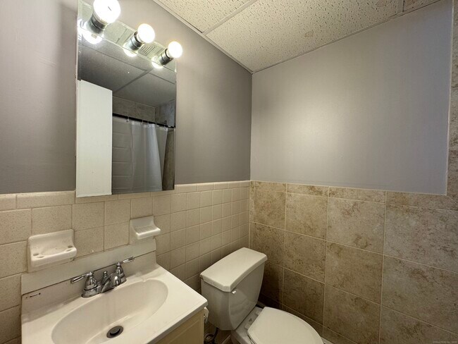 Building Photo - 1370 Highland Ave
