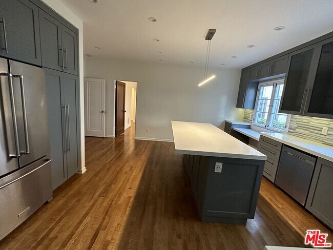 Building Photo - 150 S Orange Dr