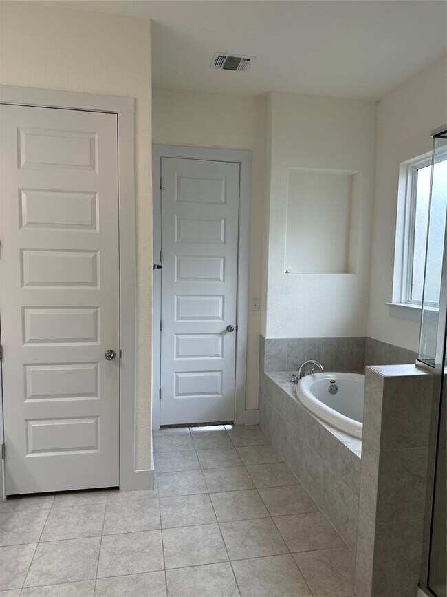 Building Photo - 11204 Charger Wy