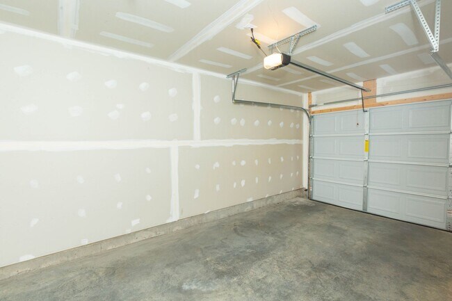 Building Photo - 3 Bed, 2 Full/2 Half Bath, Well Maintained Townhome in Inwood, WV