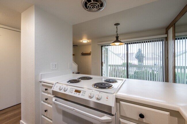 Building Photo - Conveniently Located Racquet Club Condo