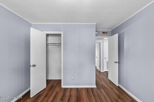 Building Photo - 107 Ravenwood Dr