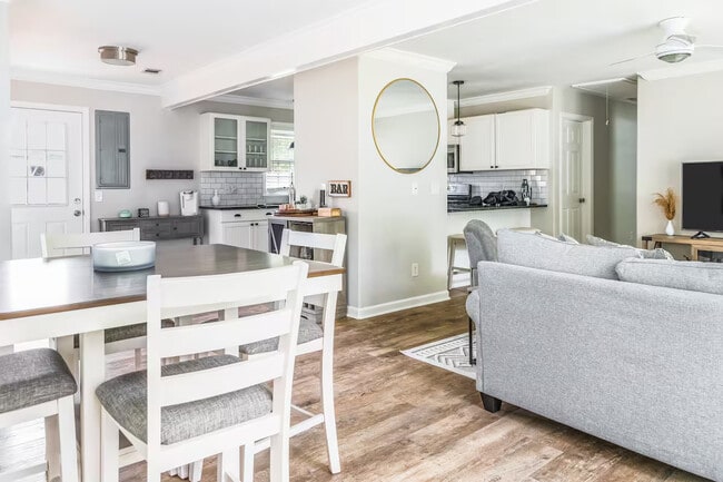 Building Photo - Horne Pl Main House