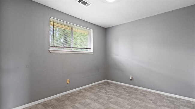 Building Photo - 12402 River Trail Dr
