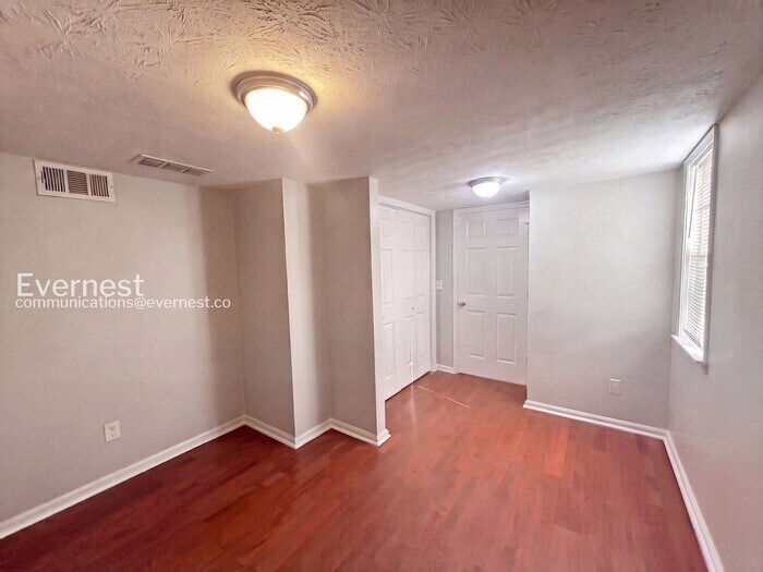 Building Photo - 710 Timbergrove Dr SW