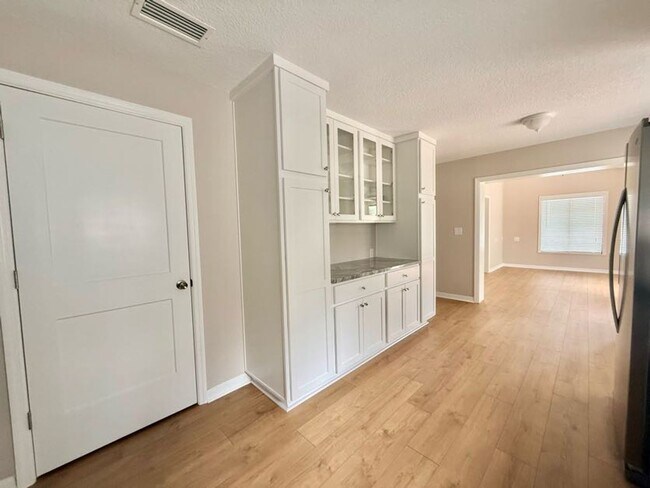 Building Photo - Large and Stunning 2700sqft Newly Renovated 3BR 3BTH!