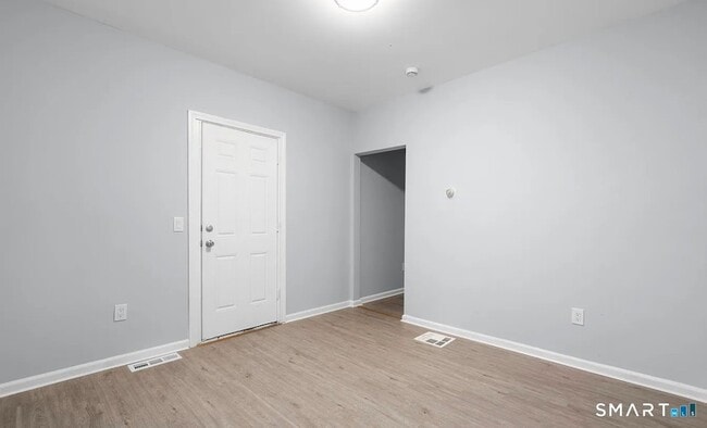 Building Photo - 303 Poplar St