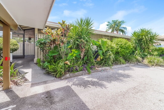 Building Photo - 6906 El Centro Ct