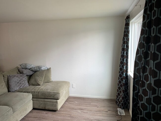 Building Photo - 1820 Larch Street C7