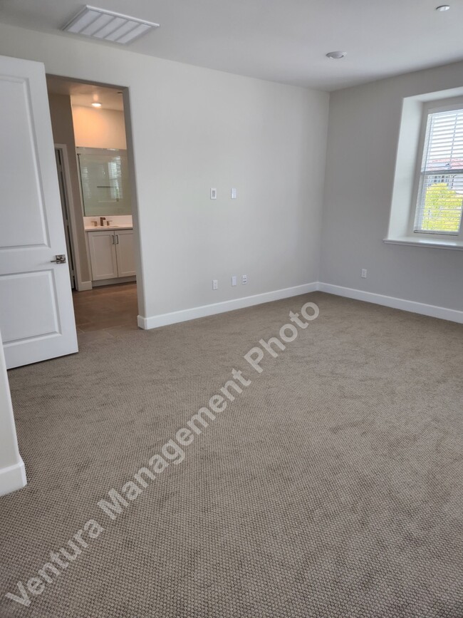 Building Photo - 3020 Harrison Ln