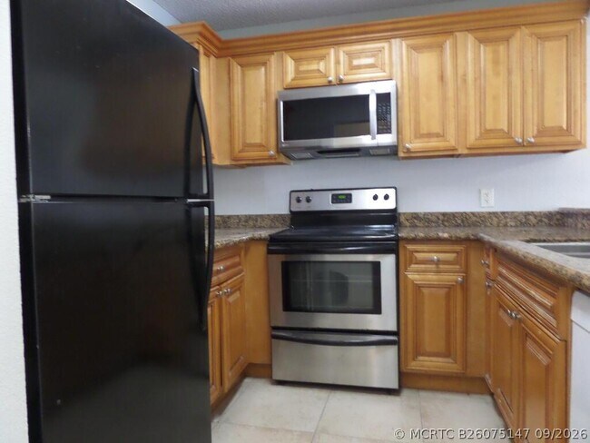 Building Photo - 1445 Lake Crystal Dr