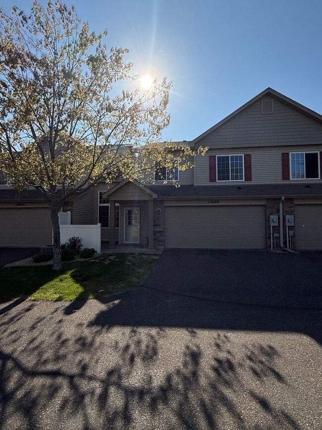 Building Photo - Beautiful 2 Bed, 2 Bath Townhome for Rent ...