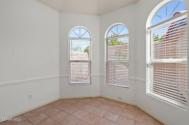 Building Photo - 205 N Alto Mesa Dr