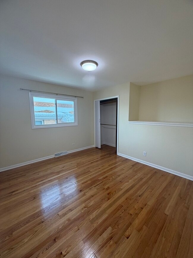 Building Photo - 3837 Emerson Dr