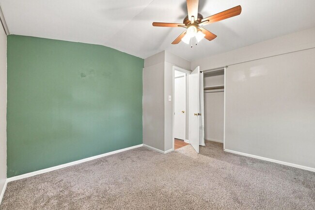 Building Photo - 131 Oak Dr