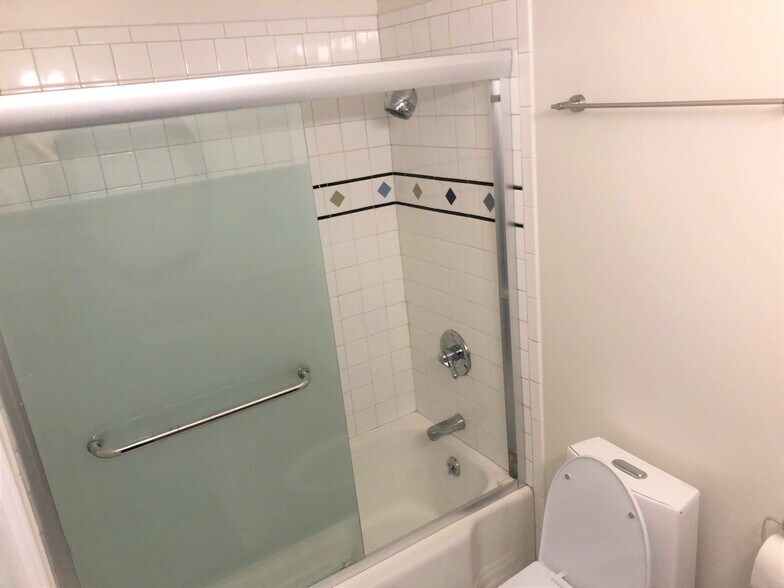 Building Photo - 131 Hawthorne Ave