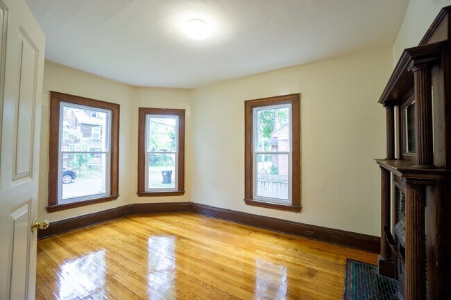 Building Photo - Spacious 5 Bed/2 Bath Single Family Home W...