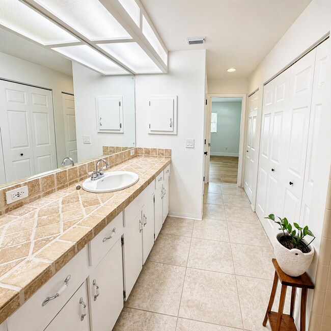 Building Photo - Updated 2/2/1 Home in Northeast St. Petersburg!