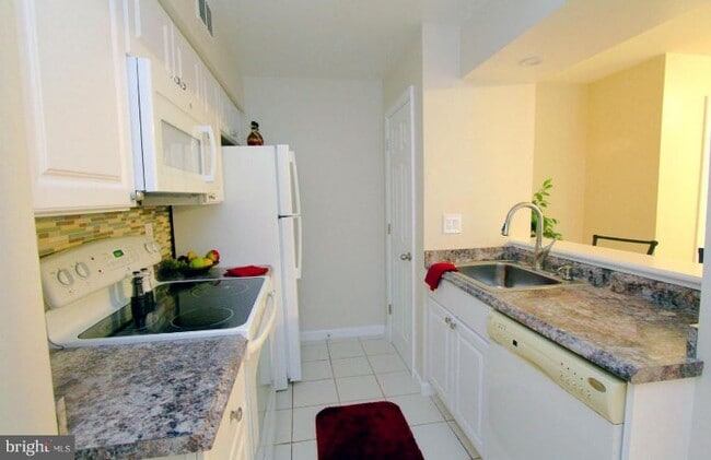 Building Photo - 5818 Royal Ridge Dr