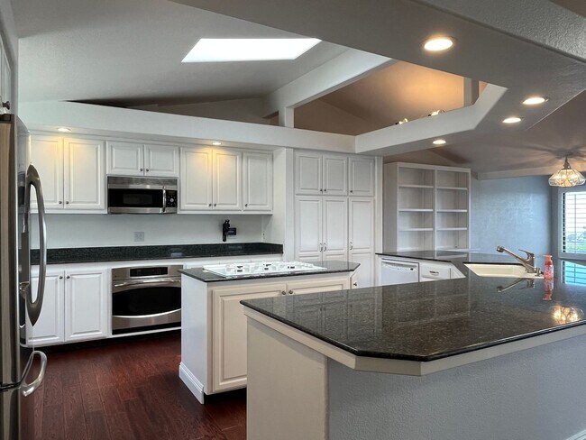 Building Photo - Stunning *VIEW* home for rent in desirable...